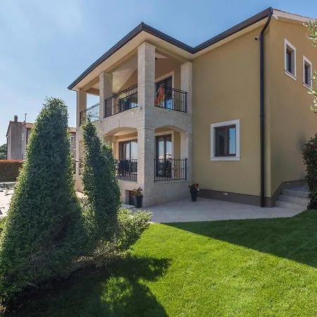 Vanesa With Private Pool Nearby Porec Villa