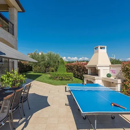 Vanesa With Private Pool Nearby Porec Villa Montizana