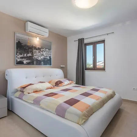 Vanesa With Private Pool Nearby Porec Vila Montižana