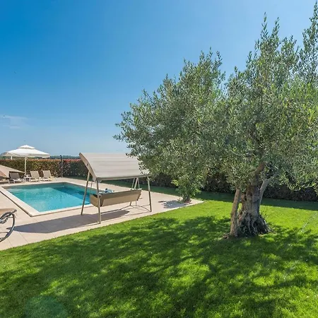 Vanesa With Private Pool Nearby Porec Villa Montizana