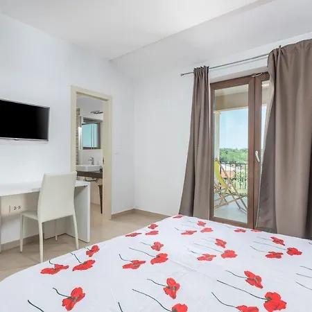 Villa Vanesa With Private Pool Nearby Porec