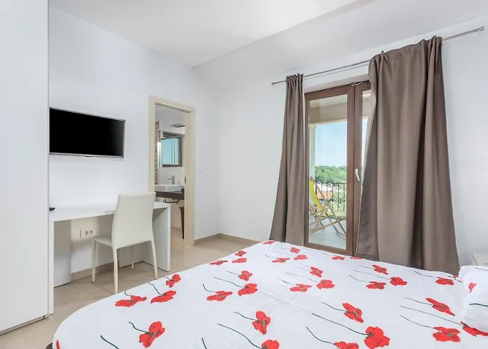 Villa Vanesa With Private Pool Nearby Porec