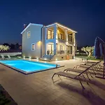 Вилла Vanesa With Private Pool Nearby Porec Montizana