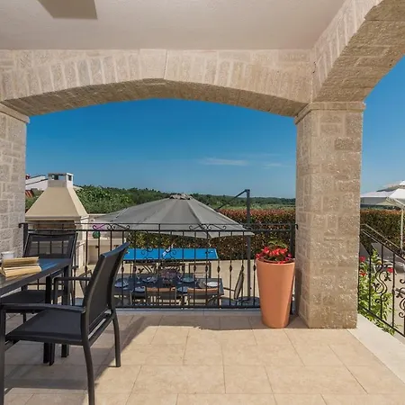 Vanesa With Private Pool Nearby Porec *