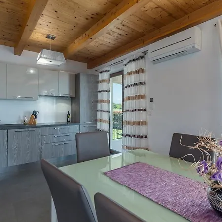 Vanesa With Private Pool Nearby Porec فيلة