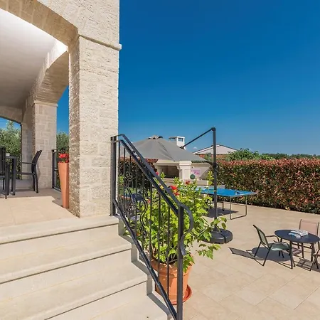 Vanesa With Private Pool Nearby Porec *
