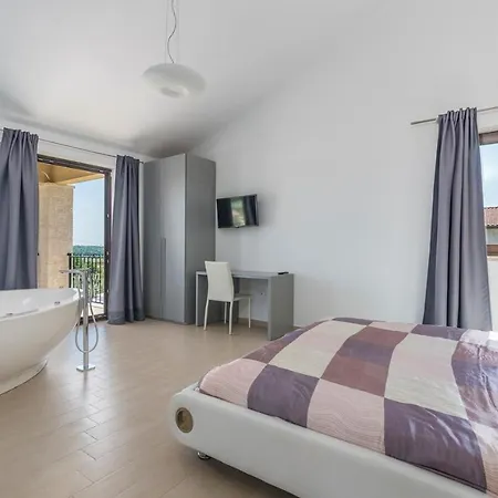 Vanesa With Private Pool Nearby Porec