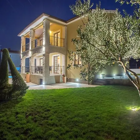 Vanesa With Private Pool Nearby Porec *