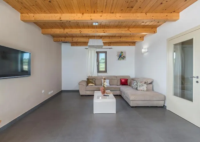 Vanesa With Private Pool Nearby Porec Vila Montizana