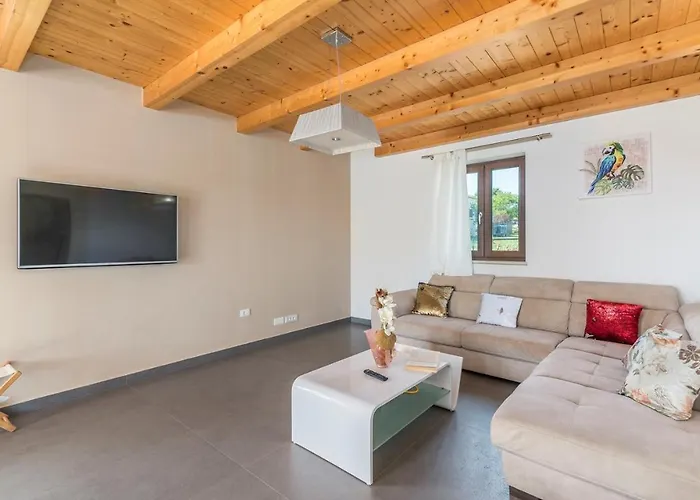 Vila Vanesa With Private Pool Nearby Porec