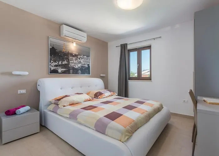 Vanesa With Private Pool Nearby Porec Vila Montizana